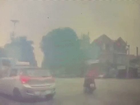 Clip: Kinh hãi nhìn người phụ nữ vượt đèn đỏ, tông thẳng vào ô tô tải rồi nằm bất động ngày 29 Tết ở Thanh Trì-1