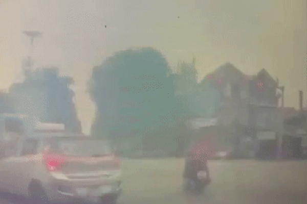 Clip: Kinh hãi nhìn người phụ nữ vượt đèn đỏ, tông thẳng vào ô tô tải rồi nằm bất động ngày 29 Tết ở Thanh Trì