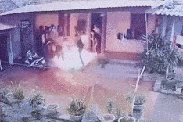 Clip: Ngay tại Bắc Giang, con rể mang xăng đốt nhà bố vợ ngày 28 Tết chỉ vì không níu kéo nổi vợ-1