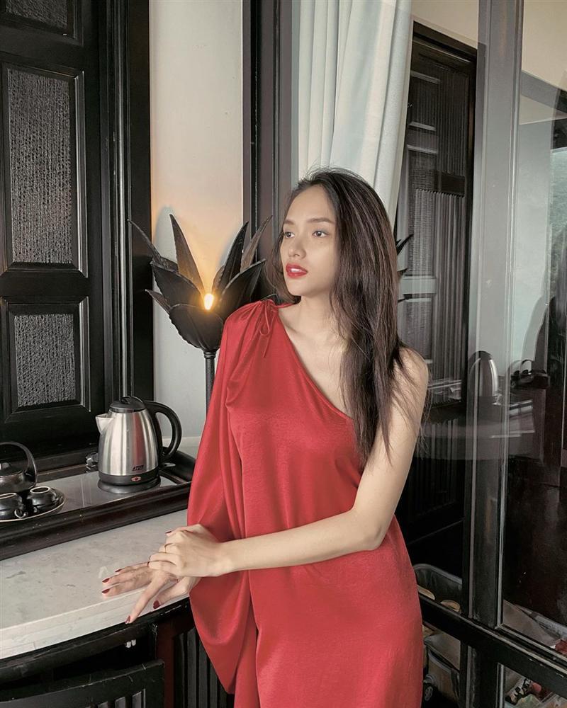 Nhìn Hương Giang mà hoang mang quá, tay gầy như que củi mà ngực vẫn siêu to khổng lồ-1