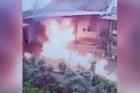 Clip: Ngay tại Bắc Giang, con rể mang xăng đốt nhà bố vợ ngày 28 Tết chỉ vì không níu kéo nổi vợ