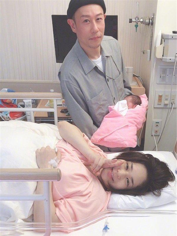 Nữ hoàng phim 18+ sau sinh 8 tháng mới giảm được cân, mặc váy cưới khoe dáng bên bãi biển-1