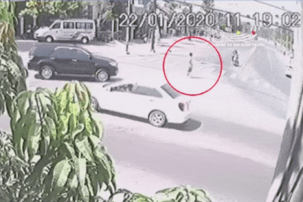 Clip: Thong dong đi bộ sang đường, người đàn ông ở Bình Dương bị ô tô lao tới đâm tử vong-1