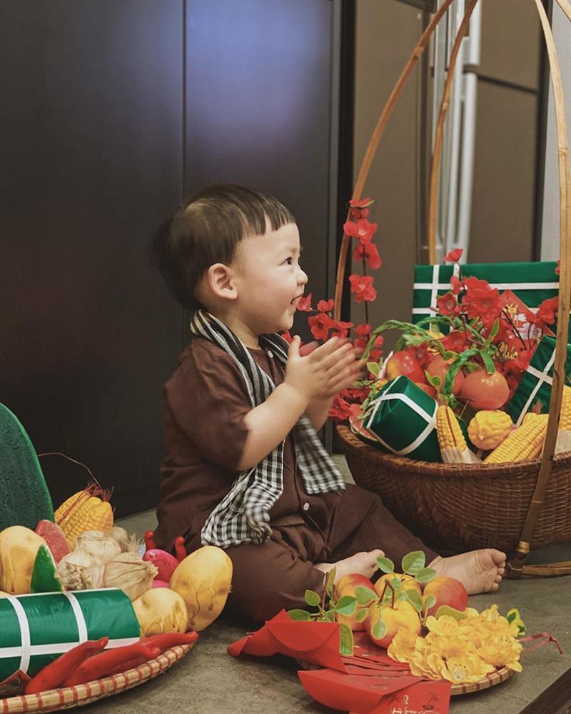 Đón Tết với concept nông dân, quý tử nhà Á hậu Tú Anh vừa độc lạ vừa đáng yêu hết nấc-1