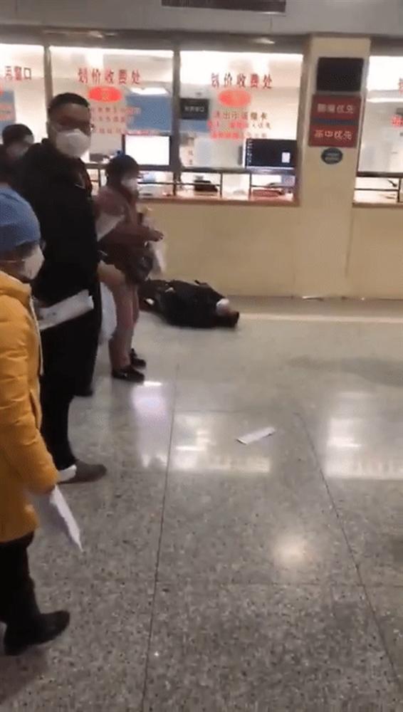 Người đàn ông ở Vũ Hán nghi bị nhiễm virus corona ngã xuống đất, nôn ra máu như trong phim kinh dị-4