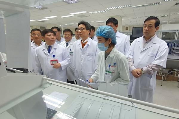 Bệnh viện E trắng đêm cấp cứu, cách ly người đàn ông sốt, khó thở vừa trở về từ Đài Loan-2