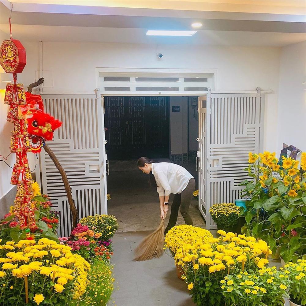 Không nhận ra hoa hậu Khánh Vân với hình ảnh dọn nhà đón Tết-1