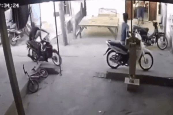 Clip: Kinh hoàng taxi chạy tốc độ bàn thờ tông vào 11 người đang dừng đỗ bên đường ở Quảng Bình-3