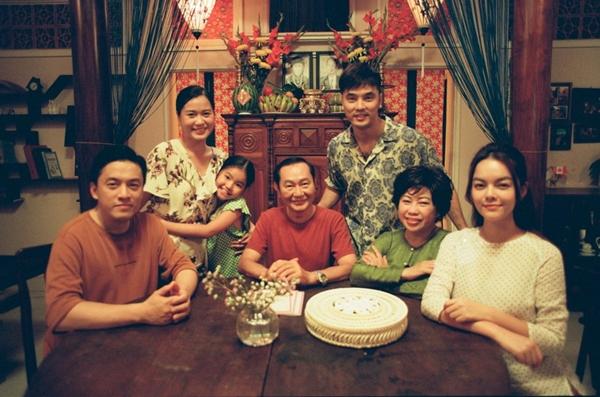 Xuân về con cũng về (Lam Trường, Ưng Hoàng Phúc, Phạm Quỳnh Anh): Ca khúc Xuân về con cũng về là sáng tác của nhạc sĩ Hamlet Trương, được Phạm Quỳnh Anh xây dựng thành một phim ngắn âm nhạc kể về gia đình có ba anh em. MV khai thác hai góc nhìn từ bậc làm cha mẹ và cả những người con, gây xúc động cho người xem bởi những thông điệp nhân văn về gia đình. Dù cuộc sống bao bộn bề, cuốn ta vào guồng quay hối hả, hãy cố gắng dừng lại đôi chút để cảm nhận sự quan tâm thầm lặng của những người thân yêu dành cho mình.