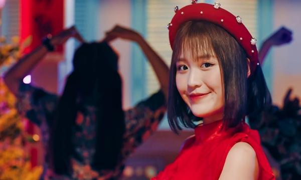 Tự nhiên cái Tết (Han Sara, Tùng Maru): Tự nhiên cái Tết được sáng tác bởi team nhạc sĩ, nhà sản xuất trẻ DTAP, mang màu sắc sôi động, phù hợp không khí rộn ràng ngày Tết. MV Tự nhiên cái Tết đơn giản nhưng ý nghĩa, khéo léo lồng ghép các trò chơi dân gian cùng những phong tục văn hóa đậm chất Tết Việt một cách trẻ trung, đáng yêu.