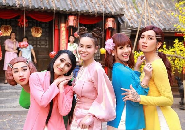 Điều ước của mùa xuân (Hồ Ngọc Hà): Là sản phẩm mở đầu cho năm mới, Điều ước của mùa xuân mang đến giai điệu vui nhộn, bắt tai và thông điệp ý nghĩa. MV Điều ước của mùa xuân xoay quanh câu chuyện Hồ Ngọc Hà đi “coi mắt” ngày xuân theo sự sắp đặt của cha mẹ. Những tình huống "dở khóc dở cười" tạo nên một chuyến du xuân đầy vui nhộn, đáng nhớ của Hồ Ngọc Hà cùng những người bạn Huỳnh Lập, BB Trần, Duy Khánh, Hải Triều.