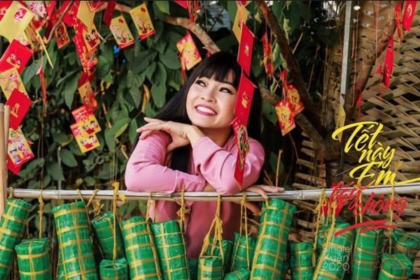 Tết này em lấy chồng (Phương Thanh): Tết này em lấy chồng do hai nhạc Liêu Hưng Đinh và Tuấn Anh sáng tác, mang âm hưởng vui vẻ cho những ngày đầu năm mới. Trong MV, Phương Thanh đã chọn bối cảnh với những đặc trưng của ngày Tết quê, đặc biệt là khung cảnh Tết xưa với nồi bánh tét, cây mai vàng, bao lì xì đỏ... nhằm mang đến cảm giác chân thực, gần gũi nhất với người xem.