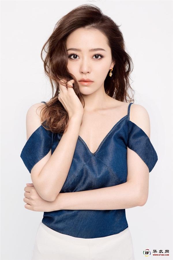 Trương Lương Dĩnh được xem là Diva nhạc nhẹ của Đại lục. Cô sở hữu giọng hát truyền cảm và vô cùng ấn tượng.