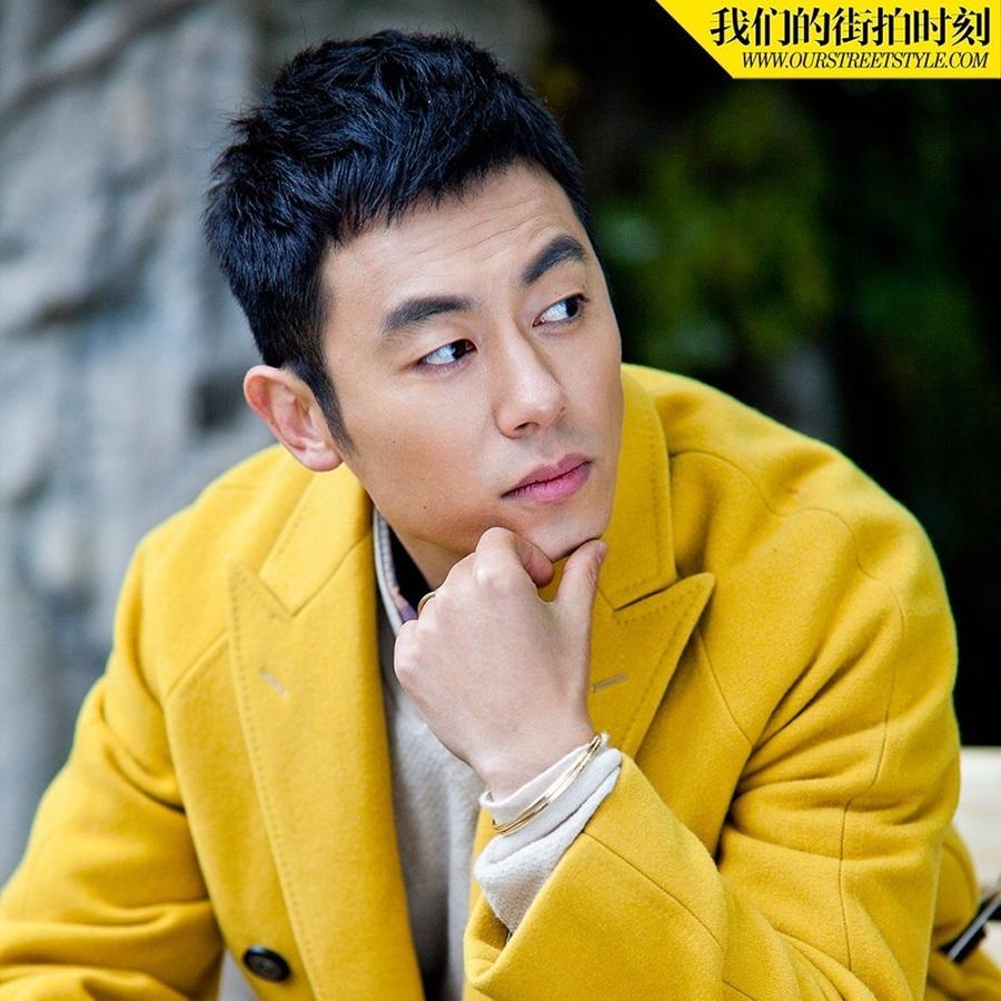 Chu Á Văn không chỉ được yêu mến vì vẻ ngoài điển trai, nam tính, mà còn sở hữu lối diễn xuất tài tình, cuốn hút. Một vài tác phẩm nổi bật của anh phải kể tới "Cao lương đỏ", "Kiến quân đại nghiệp" và mới đây nhất là "Đại minh phong hoa".