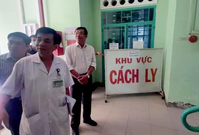 Khách Trung Quốc dọa chém bác sĩ vì con bị kiểm tra virus corona-1