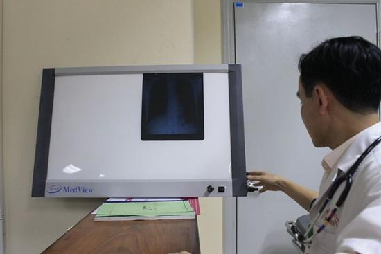 Bệnh viện E trắng đêm cấp cứu, cách ly người đàn ông sốt, khó thở vừa trở về từ Đài Loan