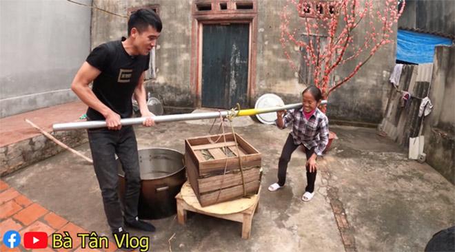 Bà Tân Vlog lại làm bánh chưng siêu to khổng lồ, choáng với số cân nặng-3