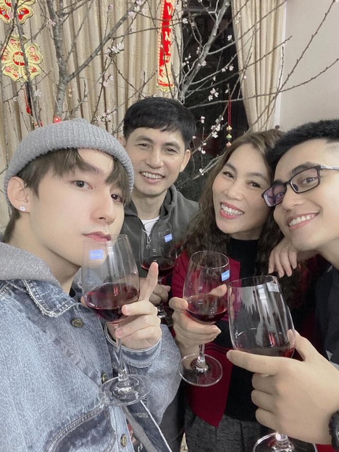 Sơn Tùng, Lan Ngọc đăng ảnh bên cha mẹ, Minh Hằng khoe xấp tiền USD-1