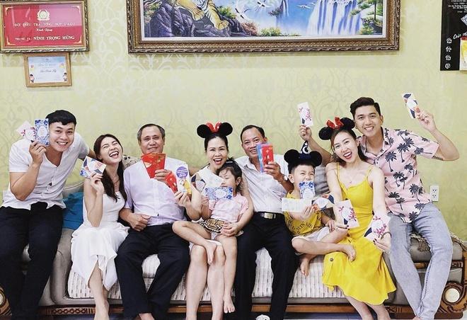 Sơn Tùng, Lan Ngọc đăng ảnh bên cha mẹ, Minh Hằng khoe xấp tiền USD-6