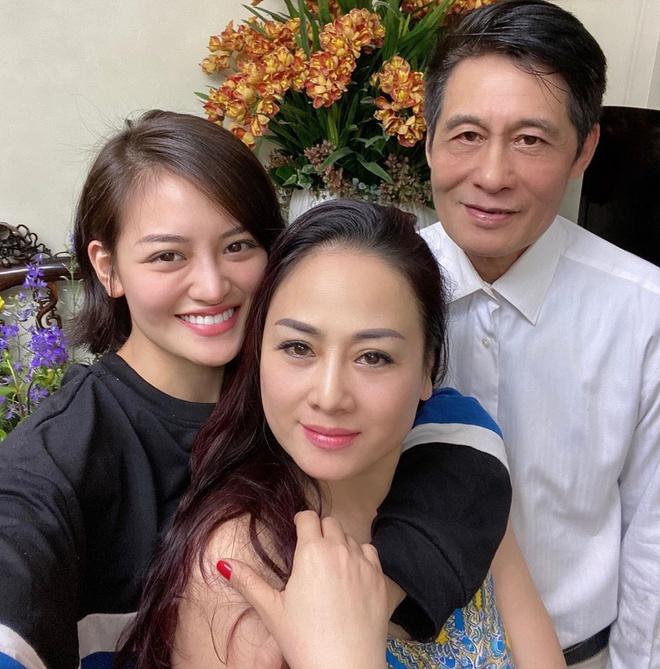 Sơn Tùng, Lan Ngọc đăng ảnh bên cha mẹ, Minh Hằng khoe xấp tiền USD-7