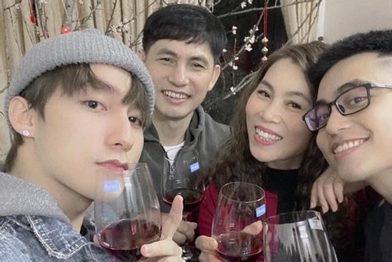 Sơn Tùng, Lan Ngọc đăng ảnh bên cha mẹ, Minh Hằng khoe xấp tiền USD