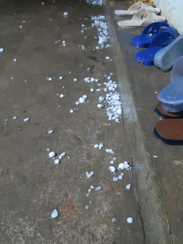 Mưa đá phá toang mái nhà dân trong đêm Giao thừa ở Bắc Kạn-2