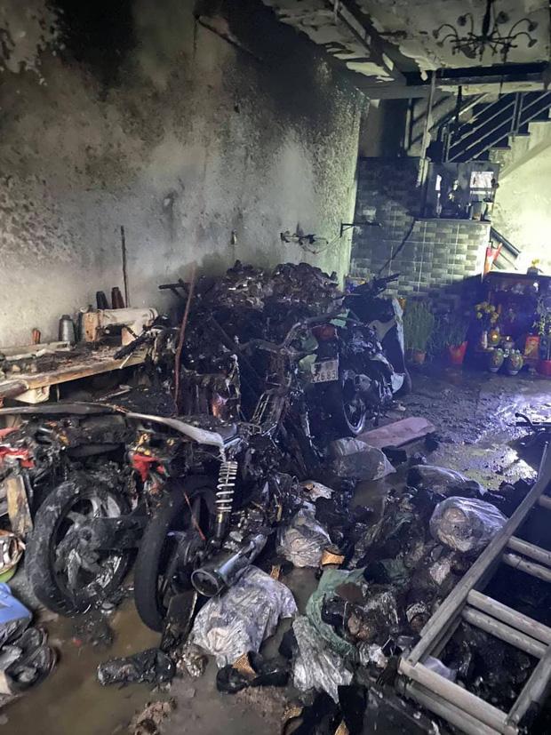 TP. HCM: Cháy 2 căn nhà lúc rạng sáng mùng 1 Tết, 5 người được giải cứu nhưng nhiều xe máy bị thiêu rụi-1
