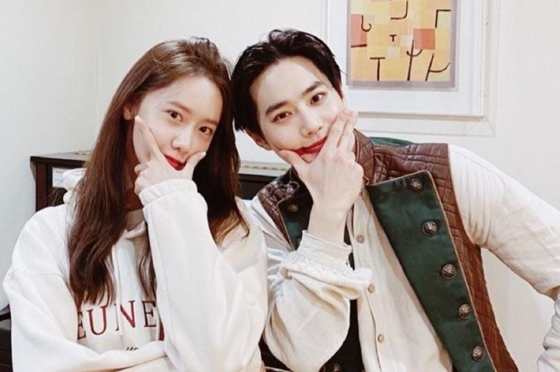 SM Entertainment chia sẻ hình ảnh SNSD YoonA tới ủng hộ EXO Suho tại buổi nhạc kịch “The Man Who Laughs