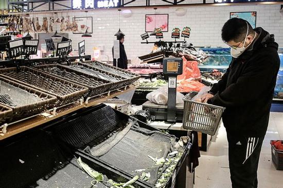 Vũ Hán bị phong tỏa, dân vét sạch siêu thị để tích trữ lương thực