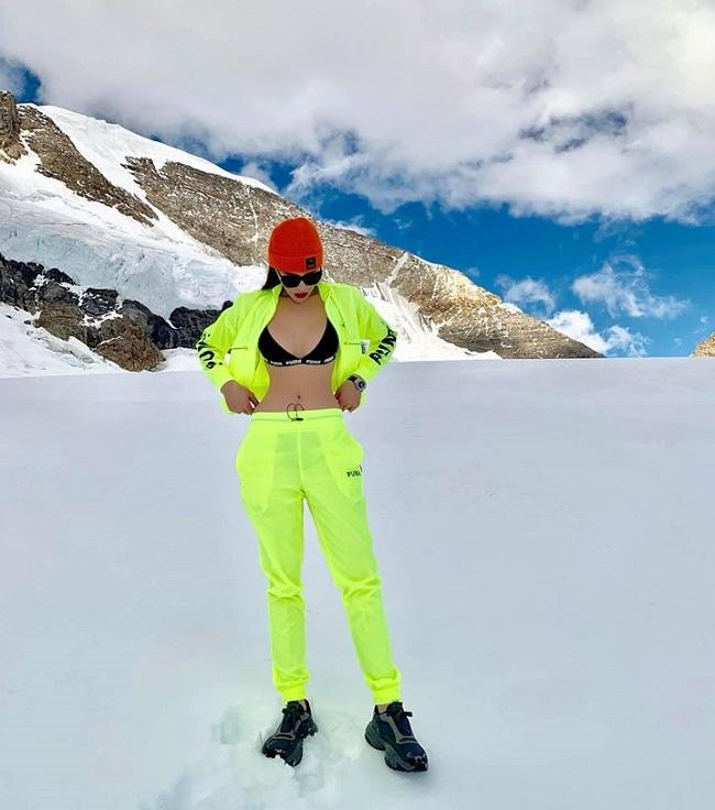 Cởi đồ giữa trời lạnh âm độ C: Kỳ Duyên được khen, MC Hàn bị chê phản cảm-3