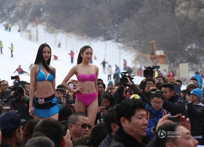 Cởi đồ giữa trời lạnh âm độ C: Kỳ Duyên được khen, MC Hàn bị chê phản cảm-16