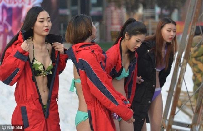 Cởi đồ giữa trời lạnh âm độ C: Kỳ Duyên được khen, MC Hàn bị chê phản cảm-17