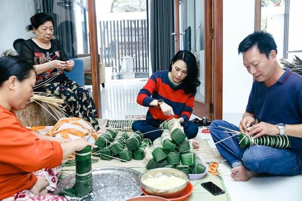 Được biết, Mỹ Tâm là nghệ sĩ không bao giờ chạy show Tết từ trước đến nay. “Họa mi tóc nâu” luôn dành trọn những ngày đầu năm mới bên gia đình tại quê nhà Đà Nẵng hoặc thực hiện những chuyến thiện nguyện giúp đỡ bà con nghèo.