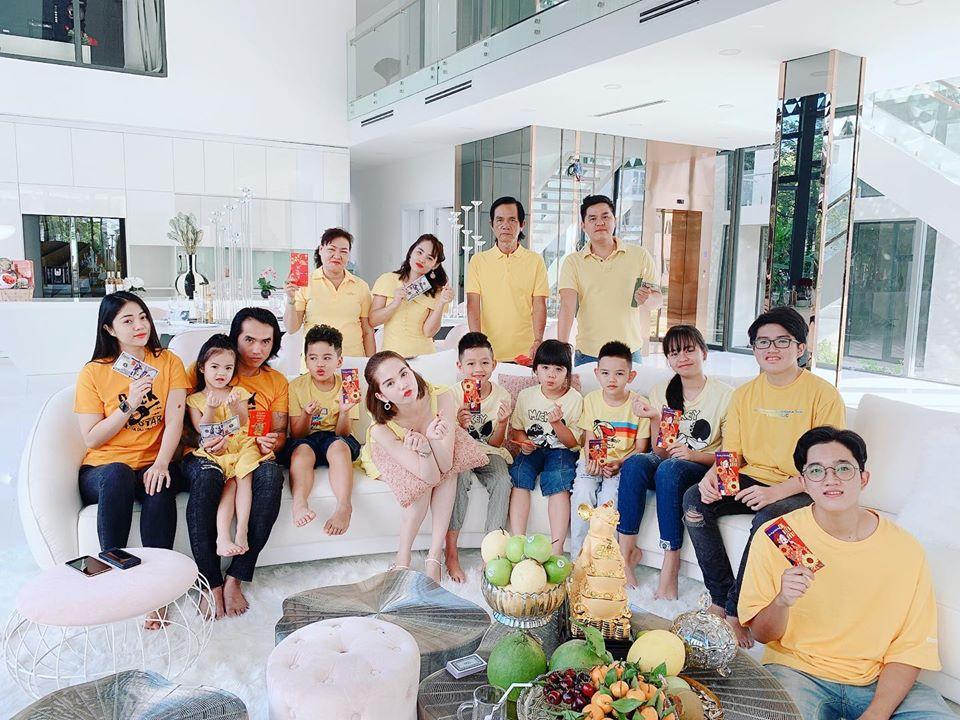 Sao Việt đón Tết bên gia đình: Quân số nhà Ngọc Trinh siêu đông mà vẫn bị nhà HHen Niê áp đảo-1