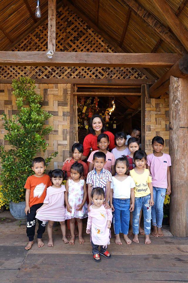 Sao Việt đón Tết bên gia đình: Quân số nhà Ngọc Trinh siêu đông mà vẫn bị nhà HHen Niê áp đảo-4