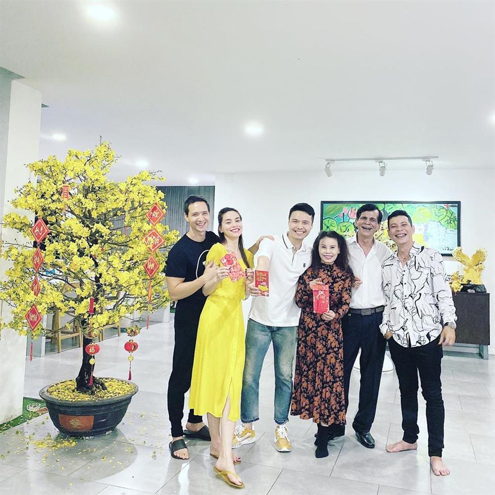 Sao Việt đón Tết bên gia đình: Quân số nhà Ngọc Trinh siêu đông mà vẫn bị nhà HHen Niê áp đảo-5