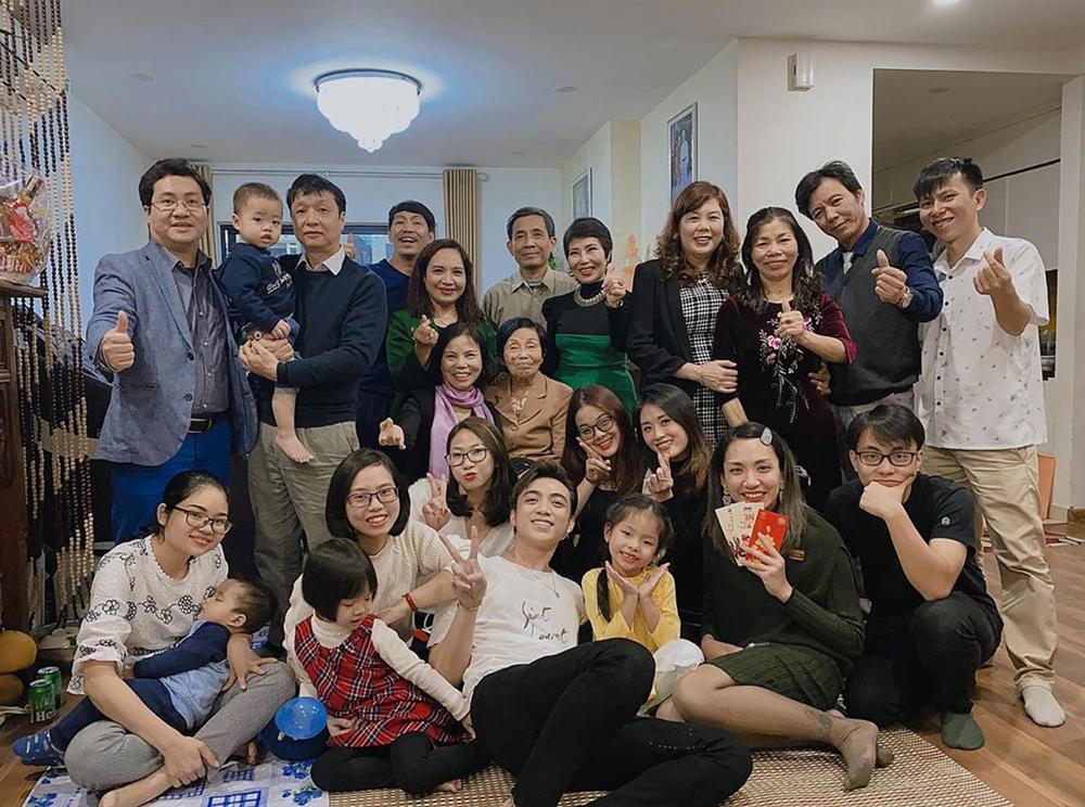 Sao Việt đón Tết bên gia đình: Quân số nhà Ngọc Trinh siêu đông mà vẫn bị nhà HHen Niê áp đảo-9