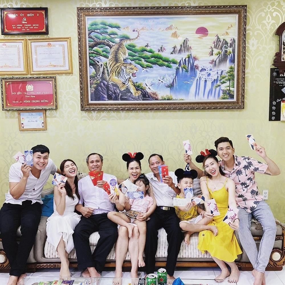 Sao Việt đón Tết bên gia đình: Quân số nhà Ngọc Trinh siêu đông mà vẫn bị nhà HHen Niê áp đảo-12