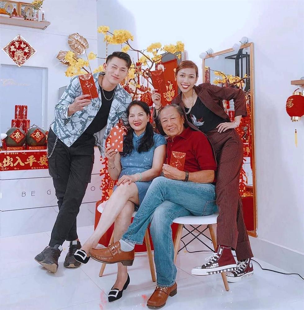 Sao Việt đón Tết bên gia đình: Quân số nhà Ngọc Trinh siêu đông mà vẫn bị nhà HHen Niê áp đảo-16