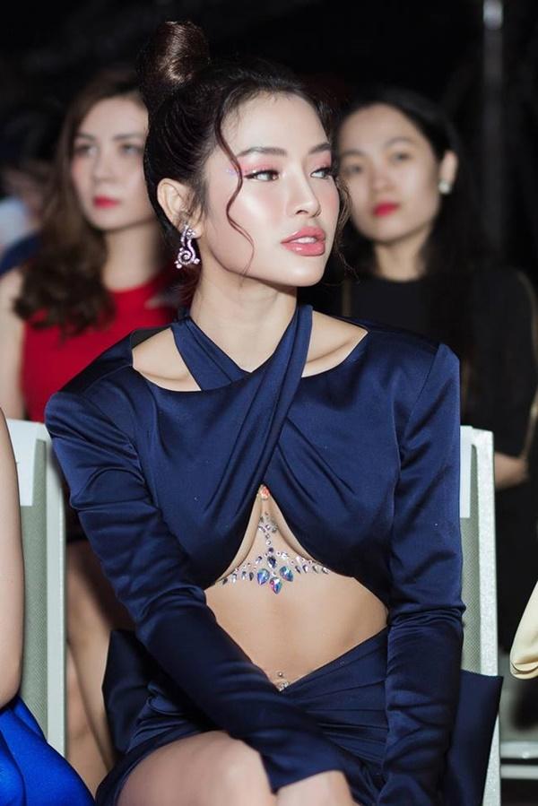 Nhiều người bình luận chiếc váy cô mặc như không bởi, khoe từ chân ngực tới vòng eo con kiến và siêu vòng 3 lồ lộ dưới lớp vải ôm cơ thể.