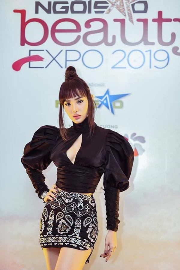 Sở hữu vòng ngực không hề khiên tốn, những mẫu váy áo khoét cắt đúng chỗ là điểm "gây tê" người đối diện bằng ánh nhìn đầu tiên.

(Theo Dân Việt)