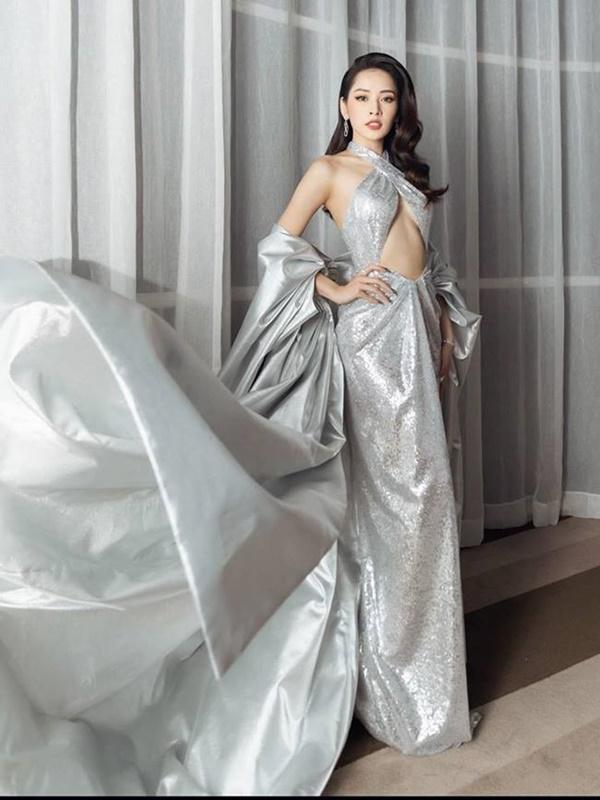 Chi Pu khiến người nhìn bấn loạn với phong cách gợi cảm, thiết kế phần trước ngực cut out táo bạo.