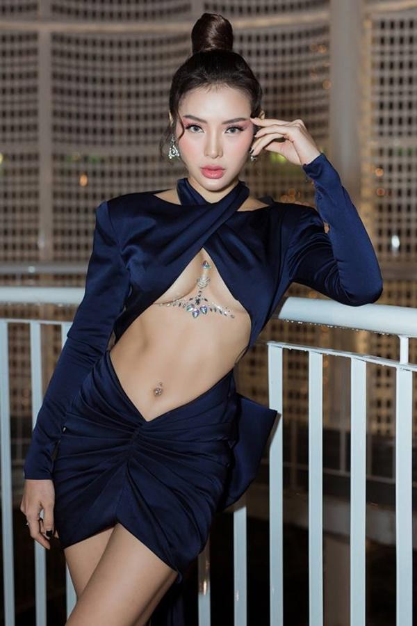 Nói tới vẻ đẹp sexy, táo bạo mà không nhắc tới Phương Trinh Jolie quả là thiếu xót. Chiếc váy được thiết kế riêng từ NTK Đỗ Long khoe trọn thế mạnh hình thể nữ ca sĩ.