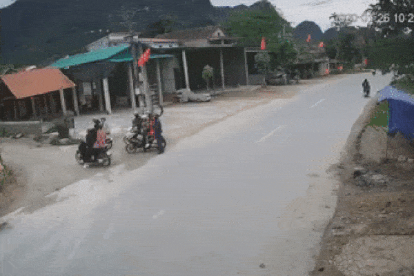 Clip: Kinh hoàng taxi chạy tốc độ 'bàn thờ' tông vào 11 người đang dừng đỗ bên đường ở Quảng Bình
