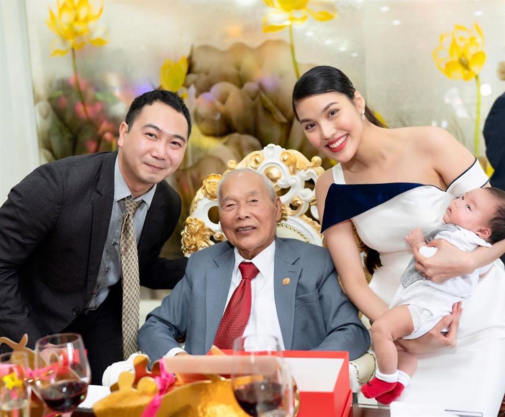 Lần hiếm hoi Lan Khuê xuất hiện bên người đàn ông quyền lực trong gia đình chồng 4 thế hệ-1