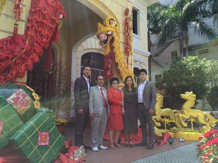 Lần hiếm hoi Lan Khuê xuất hiện bên người đàn ông quyền lực trong gia đình chồng 4 thế hệ-2