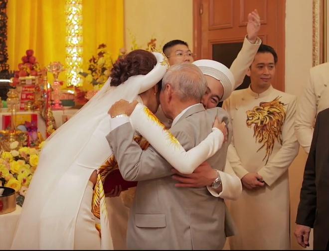 Lần hiếm hoi Lan Khuê xuất hiện bên người đàn ông quyền lực trong gia đình chồng 4 thế hệ-3