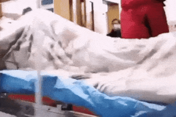 Clip: Khiếp sợ bệnh nhân bị virus corona hành hạ, rung bần bật trên cáng ở bệnh viện Vũ Hán