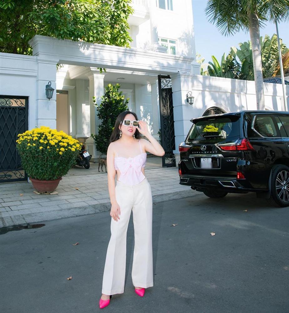 Có phải Phượng Chanel hoàn toàn biết mặc đẹp nhưng cố tình thích phối đồ xấu để bị chê?-5