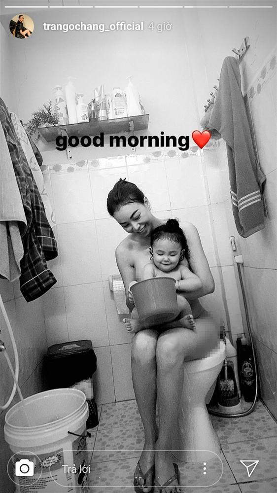Trà Ngọc Hằng gây sốt với hình ảnh tắm cùng con gái ngày đầu năm-2